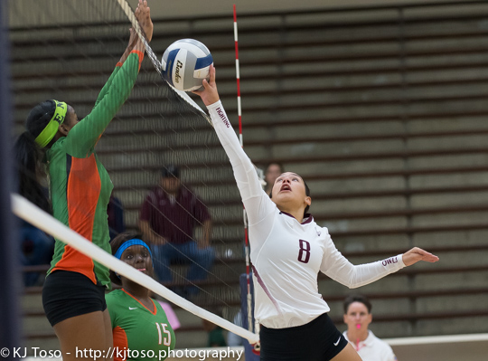 Highlands freshman setter Jazlyn Losoya (8) makes a play at the net.